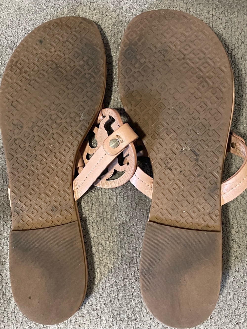 Tory Burch Logo Tan Thong Sandals Size 9 - Picture 3 of 3